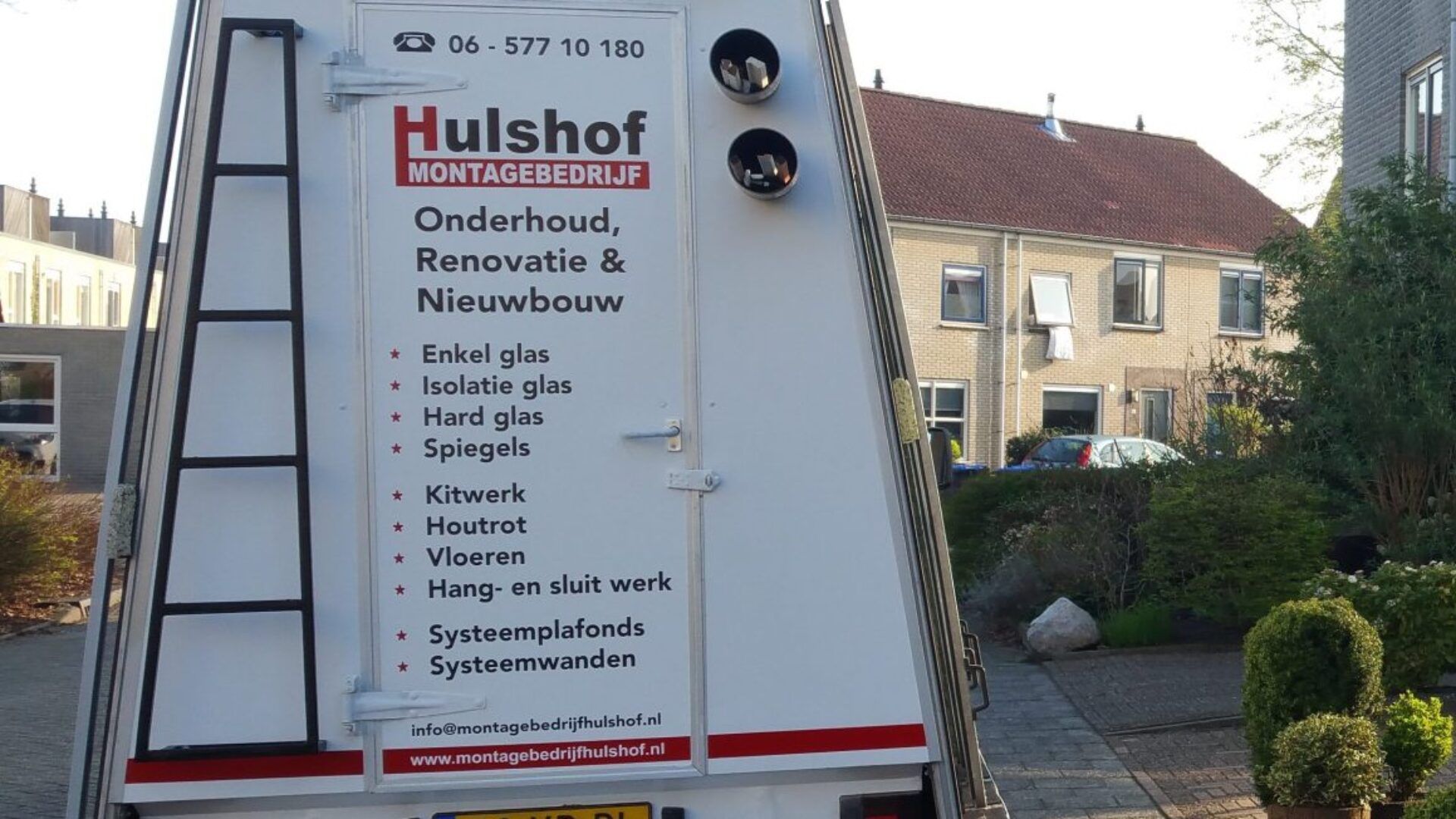 Foto van de achterkant van de glasresteelwagen met een opsomming van diensten van Hulshof montagebedrijf.