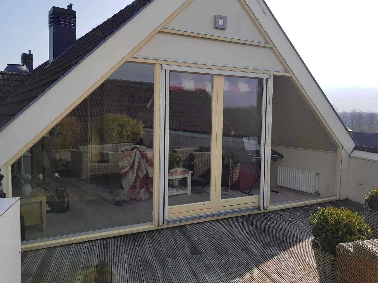 Glaszetter werkt op hoogte met een glaskraan