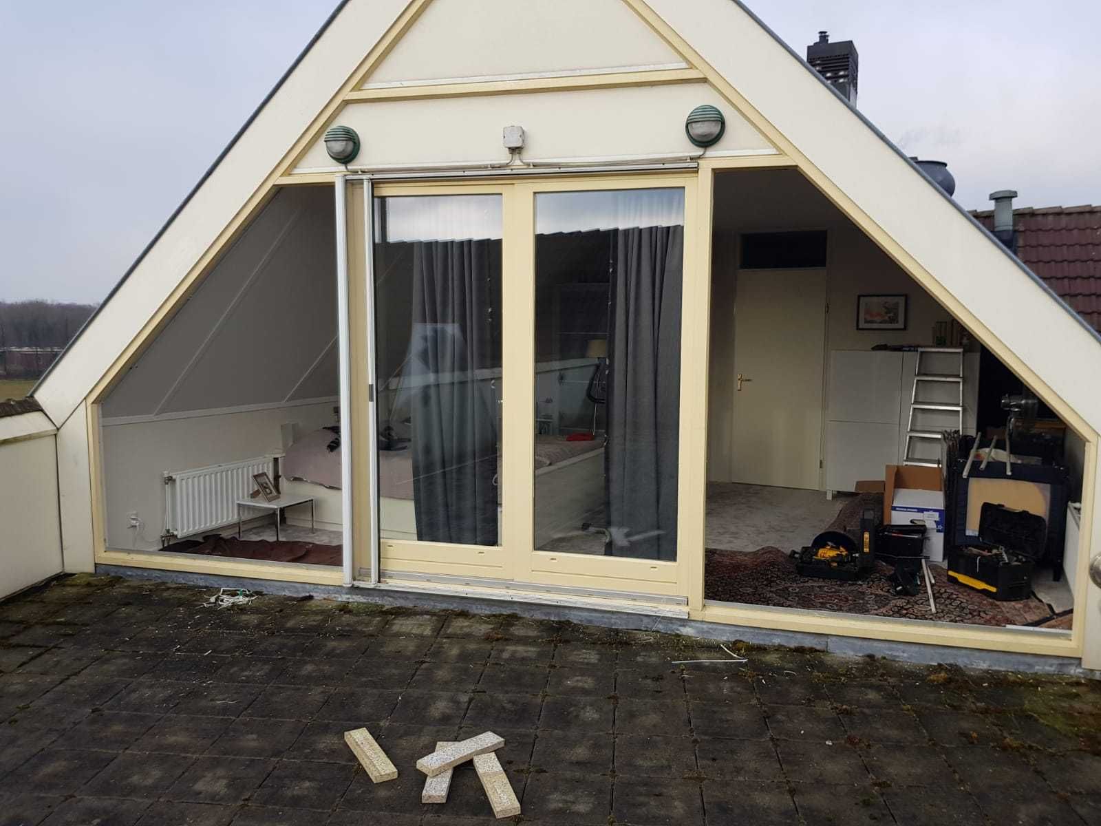 Glaspaneel komt op zijn plek