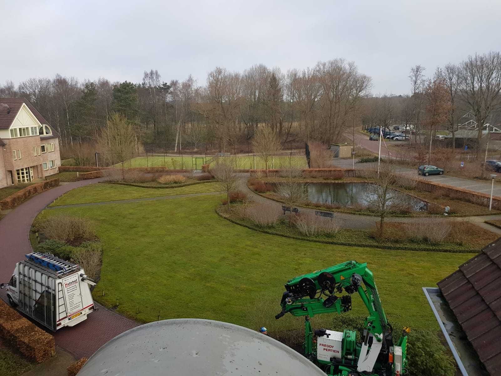 Glaspaneel wordt naar boven gehesen voor montage