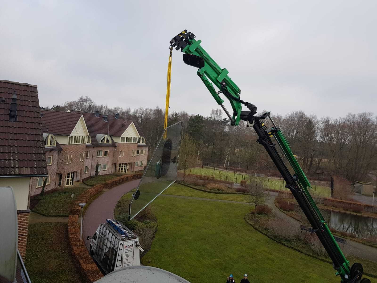 Werken aan glasmontage op hoogte