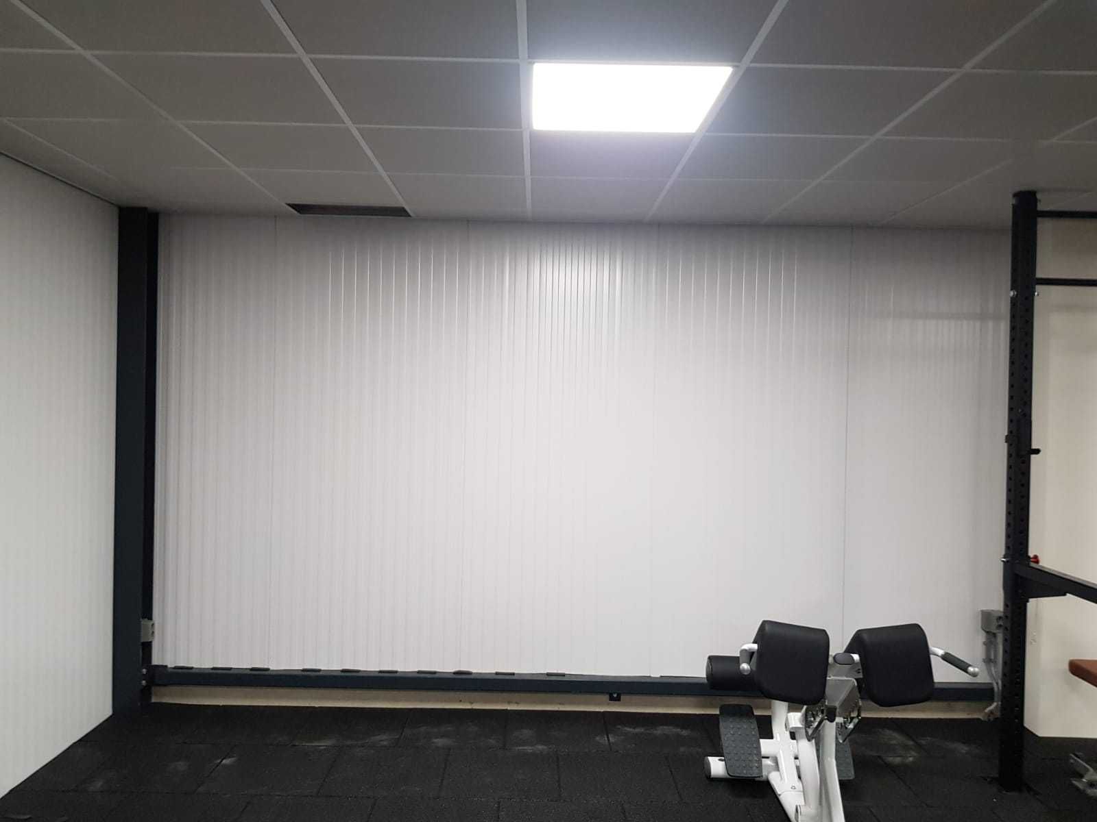 Spiegelwand wordt op de muur bevestigd