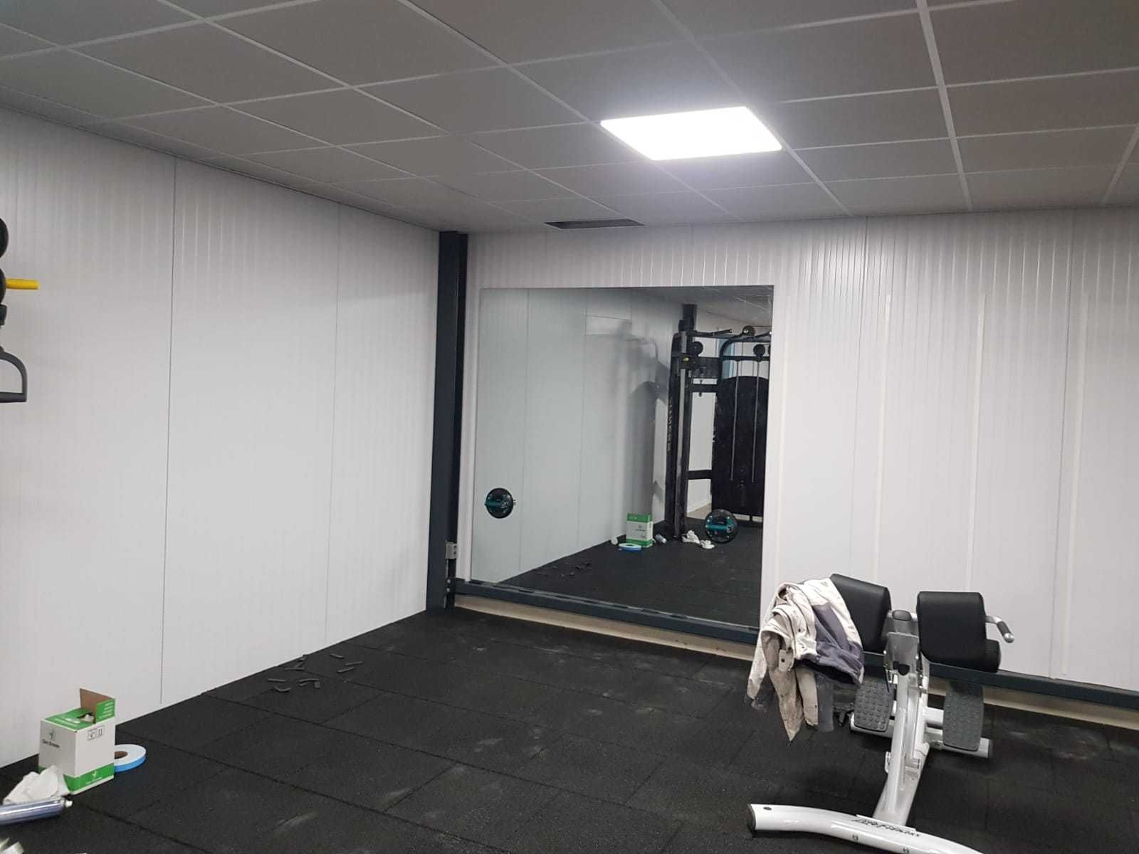 Spiegelwand op maat gesneden en geplaatst