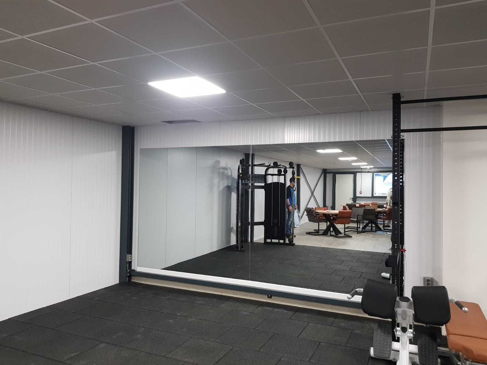 Plaatsing van een grote spiegelwand, voorbereiding
